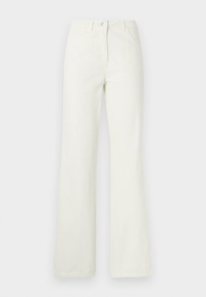 Jean blanc évasé avec cinq poches, une fermeture avant à boutons et des passants pour ceinture, fabriqué en tissu mélangé de coton lisse.