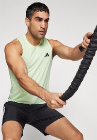 adidas Performance TRAIN ESSENTIALS FEELREADY - Top - semi green spark/black