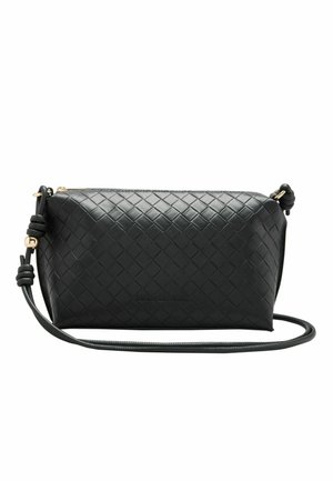Borsa a tracolla in pelle intrecciata nera con tracolla regolabile e dettagli metallici color oro su sfondo bianco.