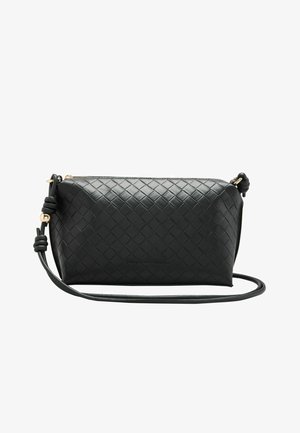 Borsa a tracolla in pelle intrecciata nera con tracolla regolabile e dettagli metallici color oro su sfondo bianco.