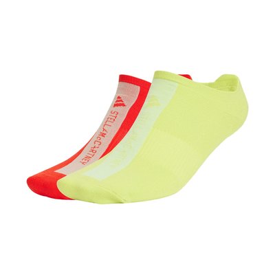 Tres pares de calcetines tobilleros: uno amarillo neón, uno rojo con marca y uno rojo claro con acentos blancos. Hechos de una tela elástica.