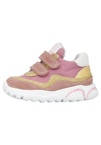 Scarpa sportiva rosa in suede e tessuto, con dettagli dorati e due cinturini in velcro. Suola in gomma bianca con motivo testurizzato per una buona aderenza.