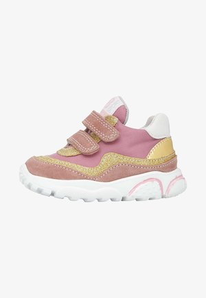 Scarpa sportiva rosa in suede e tessuto, con dettagli dorati e due cinturini in velcro. Suola in gomma bianca con motivo testurizzato per una buona aderenza.