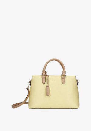 Gele en beige leren handtas met dubbele handvatten en een afneembare schouderriem, met een merketiket dat aan een van de handvatten hangt.