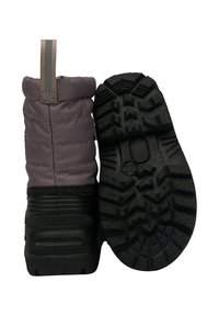 Bottes de neige matelassées violettes avec une semelle en caoutchouc noire présentant un motif de bande de roulement pour la traction et une languette arrière pour les enfiler facilement.