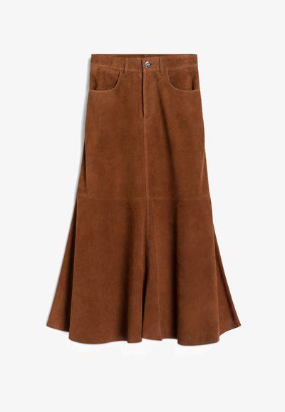 Jupe en suède brun avec un ourlet évasé, présentant des poches avant et une couture centrale. Le tissu a une texture douce et lisse.