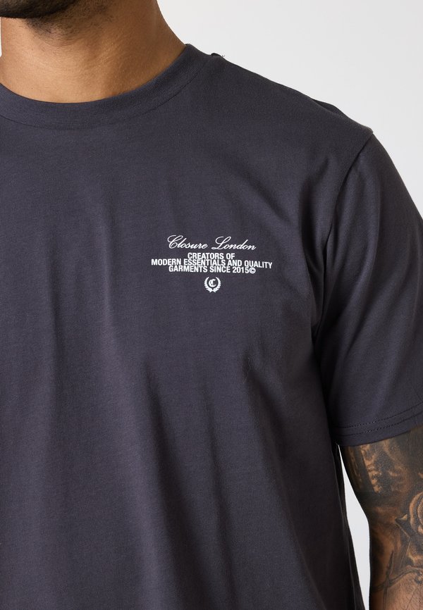 STACKED TEXT TEE - Print T-shirt - charcoal3