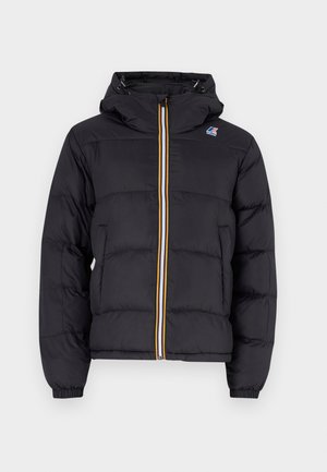 Giacca a vento nera con cappuccio, dotata di una zip a righe gialle, blu e bianche, polsini elastici e un logo sul lato sinistro del petto.