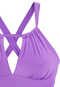 Fialový bikiny top s prekrižovanými širokými popruhmi. Obsahuje zvrásnenú textúru v oblasti pŕs, vyrobený z hladkej, elastickej látky.