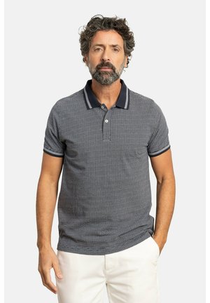 Polo de rayas marinas con tejido texturizado, mangas cortas, botones blancos y acentos contrastantes en el cuello y las mangas. Corte casual.