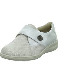 Hellgraue Slipper aus strukturiertem Stoff mit einem glatten Lederriemen und einem Knopfdetail, ausgestattet mit einer bequemen Gummisohle.