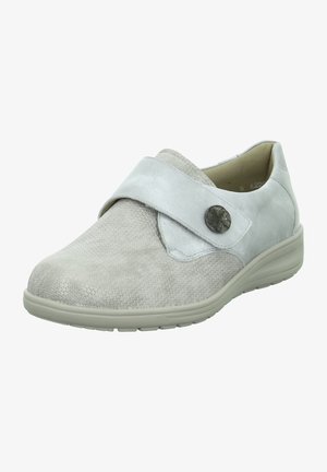 Hellgraue Slipper aus strukturiertem Stoff mit einem glatten Lederriemen und einem Knopfdetail, ausgestattet mit einer bequemen Gummisohle.