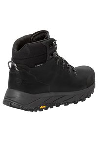 Stivale da escursionismo nero con tomaia liscia, collo imbottito, occhielli in metallo e lacci riflettenti. Presenta una suola Vibram testurizzata per una buona aderenza.
