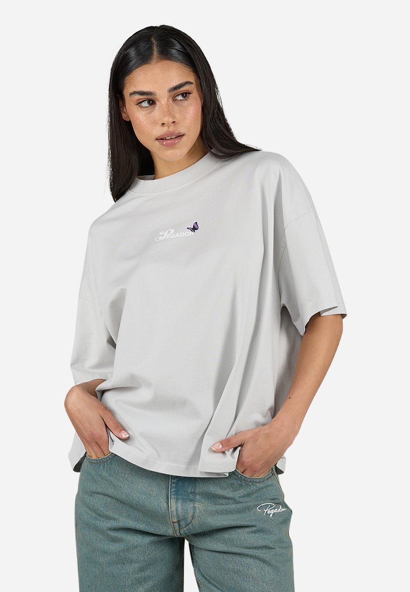 Kortermet grå bomull t-skjorte med løs passform, med brodert "Elegador" tekst og en liten lilla sommerfugl akcent.