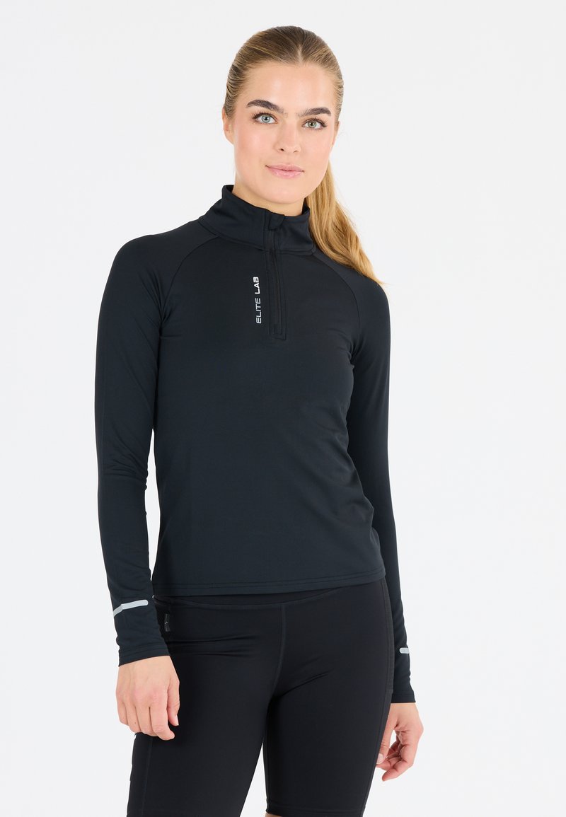 Zwarte lange mouwen sporttop met een halflange rits kraag, voorzien van een reflecterende accent op de manchetten en een logo op de borst. Soepele textuur.