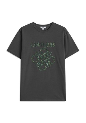 Camiseta de algodón gris con un gráfico texturizado en lentejuelas verdes que dice "LIMITLESS" en el frente, con un cuello redondo clásico y mangas cortas.