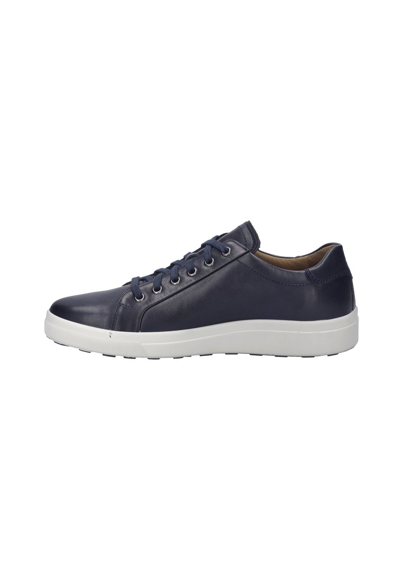 Marineblauwe leren sneaker met een gladde textuur, witte rubberen zool, ronde neus en een vetersluiting met zes oogjes. Minimalistische en gestroomlijnde silhouette.