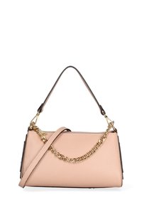 Borsa a tracolla in pelle pesco con un design strutturato, caratterizzata da un accento in catena dorata e una tracolla rimovibile. Texture liscia e bordi neri a contrasto.