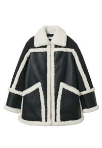 Sort læderjakke med hvid faux pelskant. Har krave, frontlynlås og skrå lomme detaljer. Løs pasform og varm design.