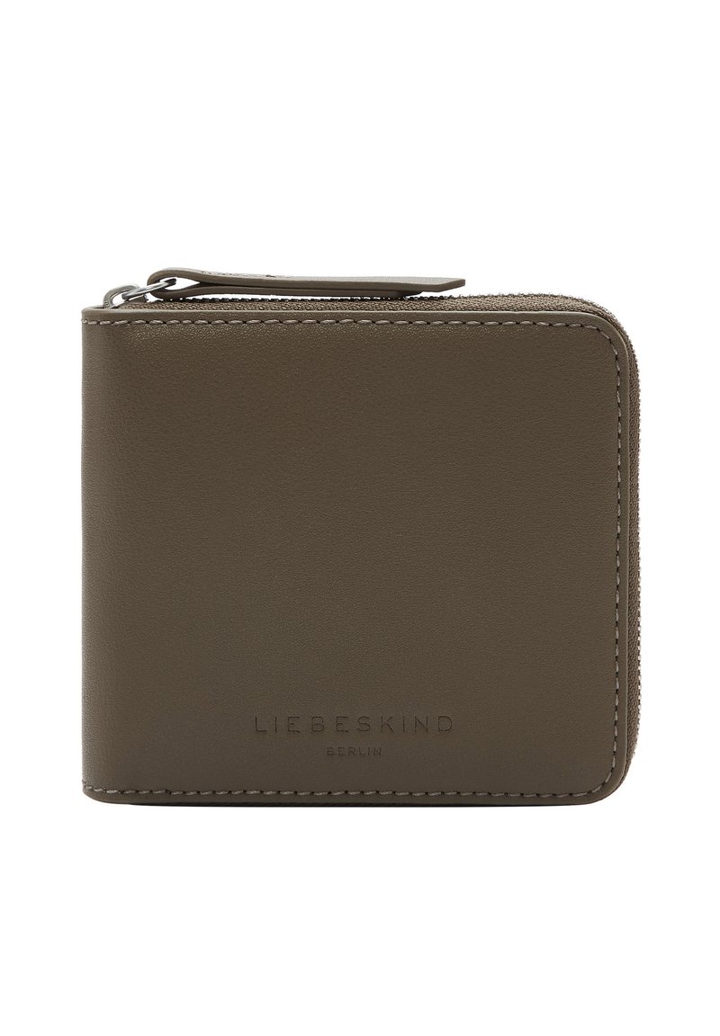 Portfel wykonany ze skóry w oliwkowej zieleni o gładkiej fakturze, z zamkiem błyskawicznym u góry oraz wytłoczonym logo z przodu. Szczegóły dodają przeszyte krawędzie.