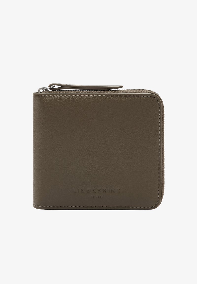 Portfel wykonany ze skóry w oliwkowej zieleni o gładkiej fakturze, z zamkiem błyskawicznym u góry oraz wytłoczonym logo z przodu. Szczegóły dodają przeszyte krawędzie.