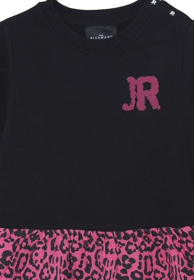 Abito nero e rosa con parte superiore nera decorata con il logo "JR" testurizzato e gonna rosa con stampa leopardata e dettagli arricciati.