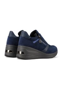 Sneaker wedges in suede blu navy con dettagli in zip, dotate di una tomaia in pelle liscia e una suola piatta strutturata.