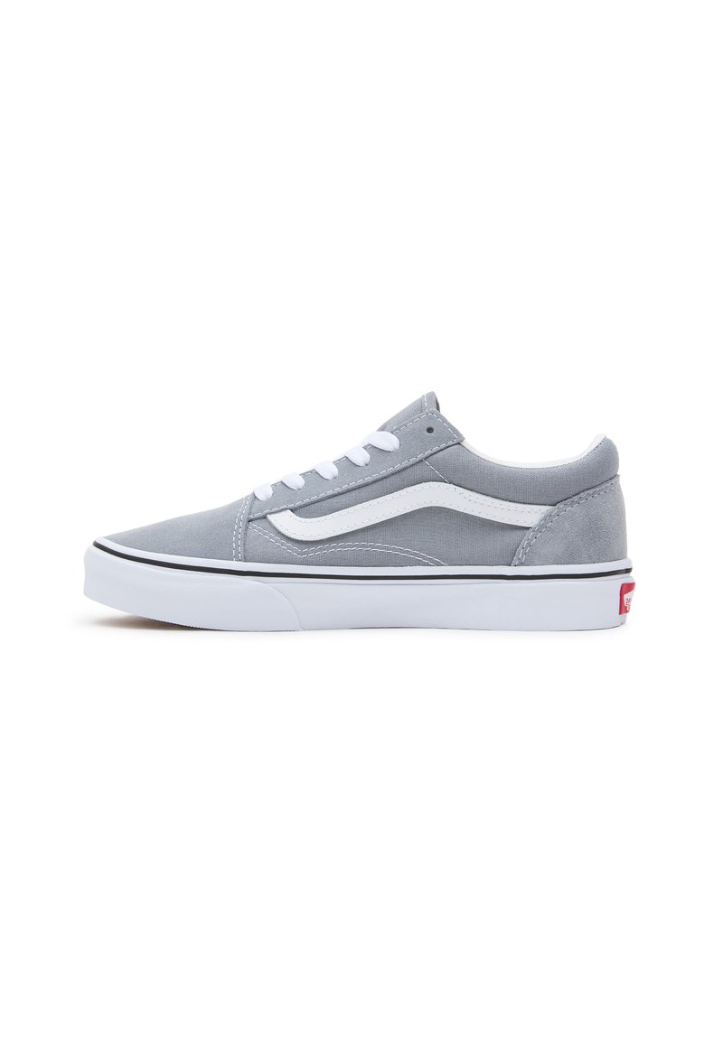 Zapatillas de lona grises con cordones blancos, franja blanca contrastante, suela de goma negra y acento rojo del logo en el talón. Diseño de caña baja.