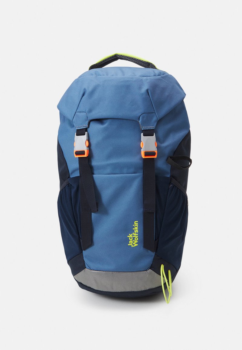 Blå ryggsekk med svarte detaljer, justerbare stropper, oransje spenner og en grå bunn. Har en logo i neongrønn og et håndtak på toppen.