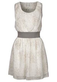 Bezramenné šaty po kolena v krémové barvě s jemným béžovým vzorem. Mají široký šedý pás a měkkou, splývavou látku.