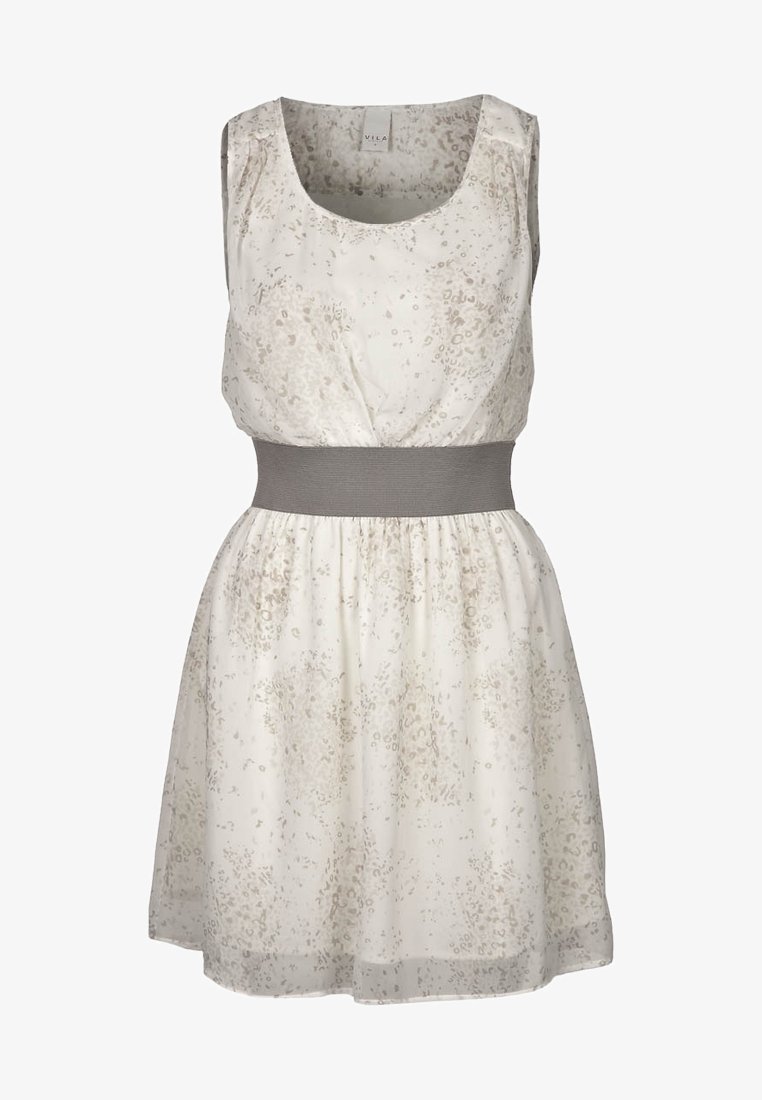 Bezramenné šaty po kolena v krémové barvě s jemným béžovým vzorem. Mají široký šedý pás a měkkou, splývavou látku.