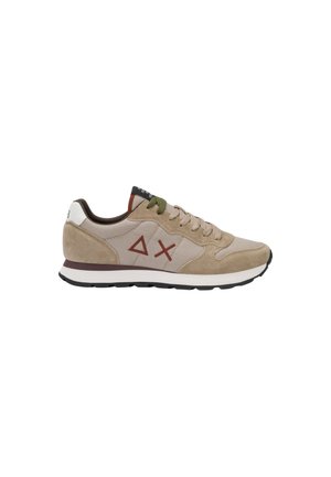 Baskets décontractées beige et marron clair avec des lacets verts et beiges, une doublure intérieure marron et des symboles rouges en forme de triangle et de X sur le côté.