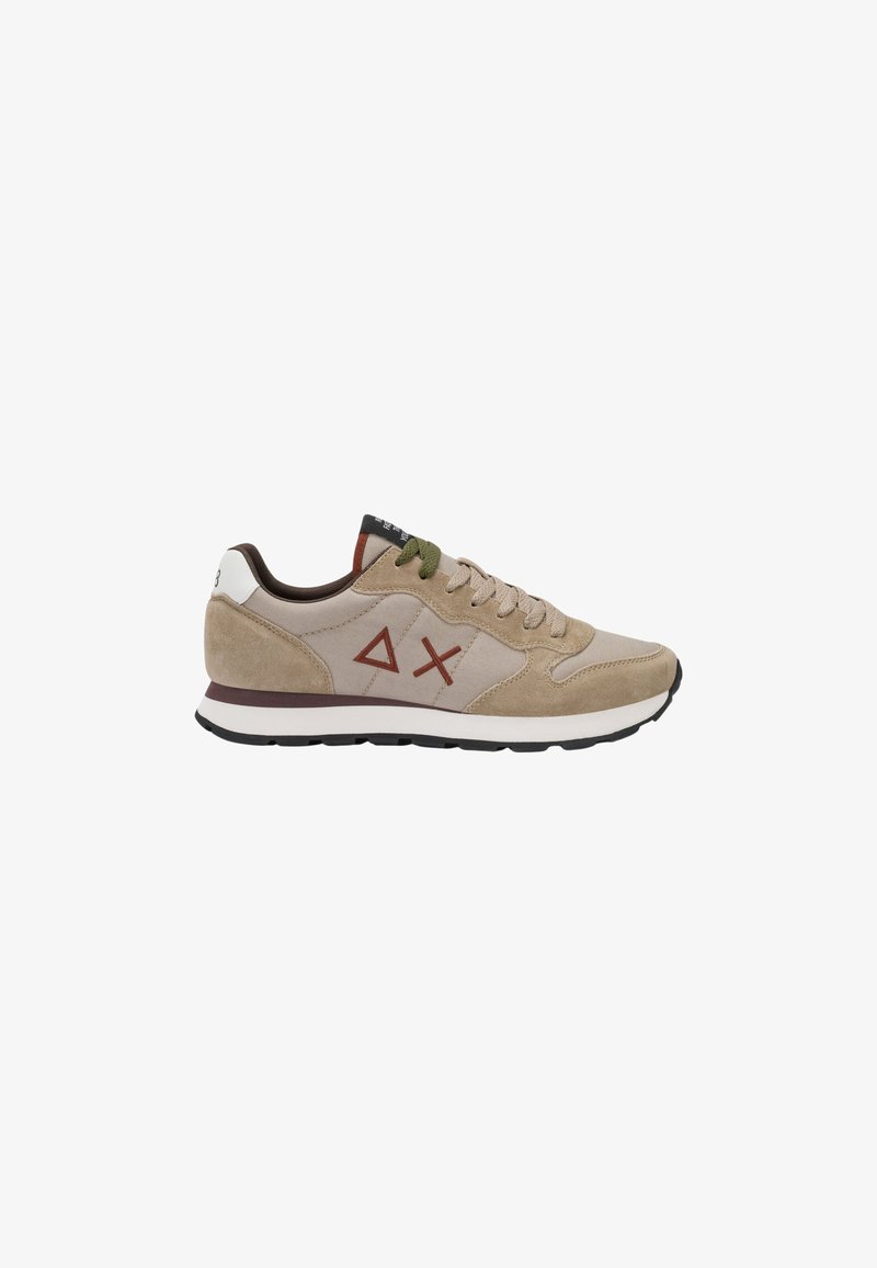 Baskets décontractées beige et marron clair avec des lacets verts et beiges, une doublure intérieure marron et des symboles rouges en forme de triangle et de X sur le côté.