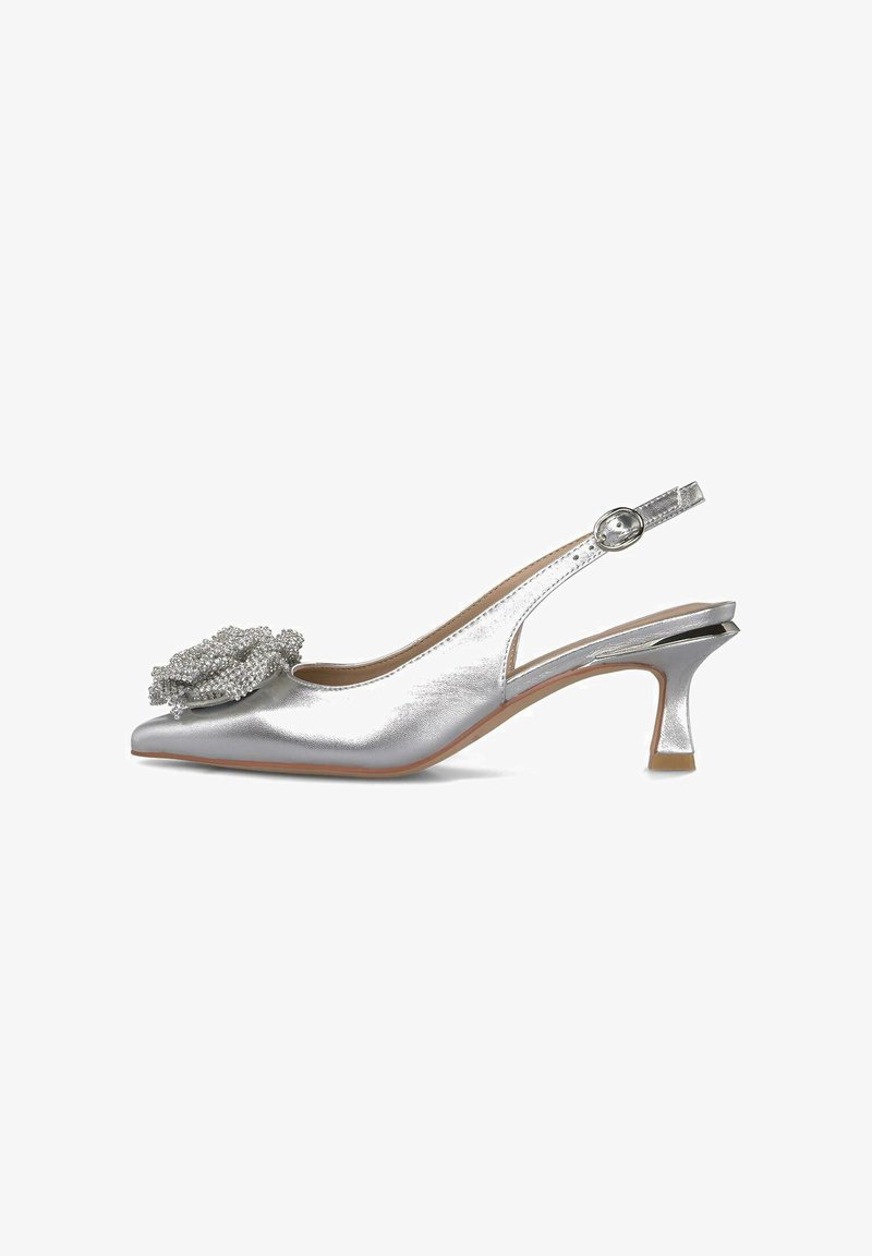 Silberne Slingback-Schuhe mit spitzem Zehenbereich, metallischem Finish, dekorativem Strassblumenmotiv und schmalem Absatz. Sanfte Textur und weiche Innenausstattung.