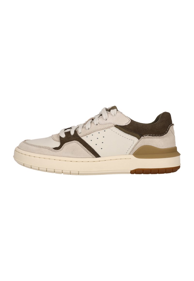Sneaker aus einer Mischung von beigem Leder und dunkelbraunem Wildleder, mit einer abgerundeten Zehenpartie, durchlochten Details und einer braunen Gummisohle.