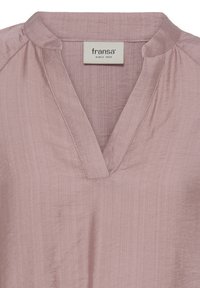 Blouse rose clair avec un col en V fendu et un col arrondi, montrant l'étiquette de la marque "fransa" cousue à l'intérieur de l'encolure.