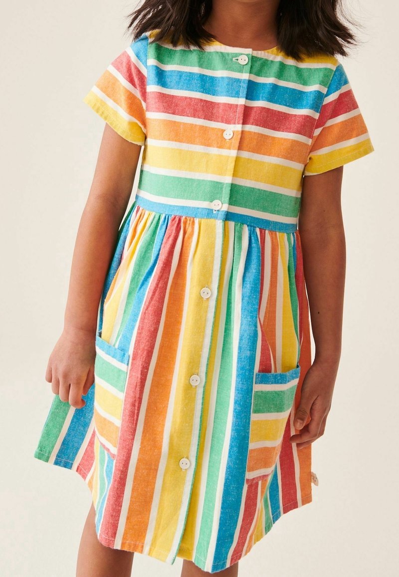 Farverig, stribet kjole med korte ærmer, knapper foran, to sidelommer, lavet af let stof med en afslappet pasform.