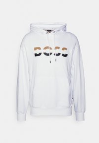 Sudadera blanca con capucha y un bolsillo frontal tipo canguro, que presenta la palabra "BOSS" en letras de bloque marrón, beige y negro. Textura de tela suave.