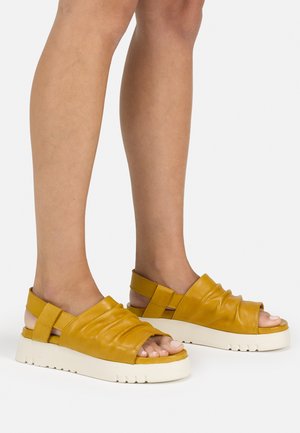 Wedge sandals - mostaza
