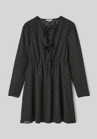 Robe noire à manches longues avec un motif texturé, fermeture à nouer au niveau du col et taille élastique pour un ajustement décontracté.