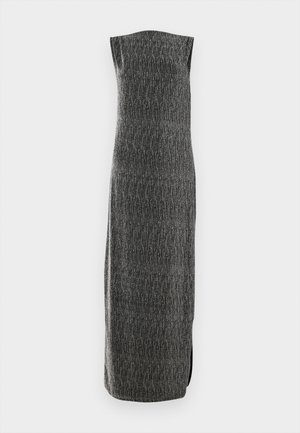 Bezrukávová dlouhá šaty ze šedé látky s texturovaným vzorem a bočním rozparkem. Rovný střih s jemným leskem, navržený pro elegantní siluetu.