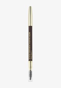 Matita marrone con un cappuccio dorato e un'estremità a pennello trasparente. Presenta la scritta "Lancome Brow Shaping Powdery Pencil" in oro sul corpo.