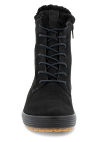 Stivaletto in suede nero con foderatura in pelliccia sintetica, suola in gomma, dotato di lacci scuri e una cerniera laterale per una facile calzata.