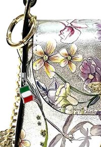 Bloemmotief handtas van metallic zilver materiaal, met gouden hardware, een kettingband en een kleine Italiaanse vlag pendant.