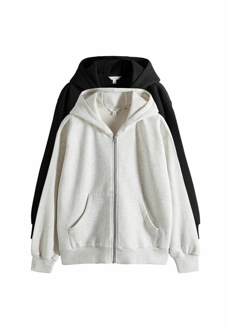 Kapuzen-Sweatshirts mit Reißverschluss in Hellgrau und Schwarz. Sie verfügen über eine Fronttasche, flexible Bündchen und einen weichen, strukturierten Stoff.