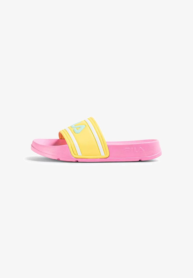Sandale slide rose avec sangle jaune comportant un logo embossé et des rayures blanches, vue de côté sur fond blanc.