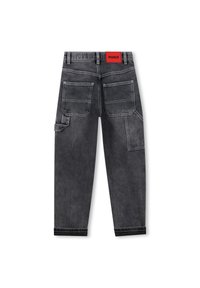 Μαύρο τζιν cargo παντελόνι με άνετη εφαρμογή, με πολλαπλές τσέπες, κόκκινο λογότυπο στη μέση και εμφανείς ραφές.