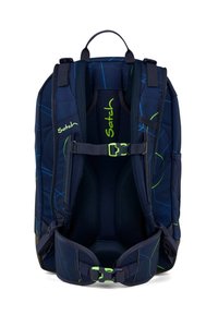 Sac à dos bleu marine avec des accents verts, des bretelles rembourrées et un dos en mesh. Il dispose d'une boucle de poitrine réglable et de motifs géométriques. Tissu durable.
