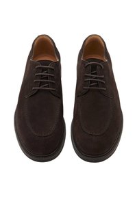 Zapatos marrones de ante con cordones, punta redonda y costuras mínimas. Presentan un forro de cuero liso y una suela de goma negra.