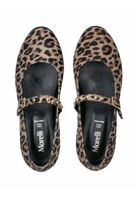 Scarpe Mary Jane in pelle scamosciata con stampa leopardata, dotate di un interno in pelle nera e una fascia con fibbia a borchie dorate. Design con suola piatta.